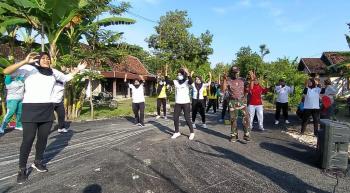  Senam Energik Bareng, Satgas TMMD 110 Bojonegoro Support Kesehatan Warga